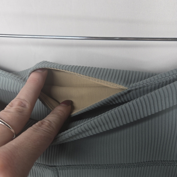 Large Old Navy Sage Green Ribbed Athletic Shorts Like New Condition Athleisure - Picture 4 of 5